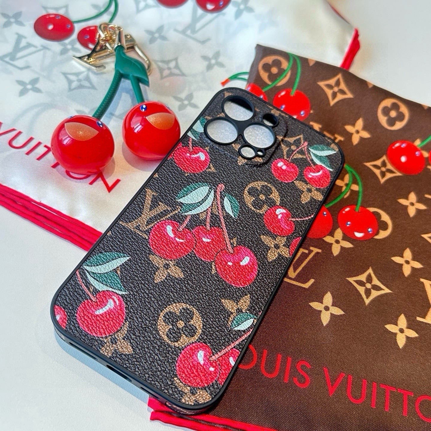 【LOUIS VUITTON LV × 村上隆】チェリー 全面レザー巻き込み iPhoneケース｜希少コラボが光る精密設計モデル