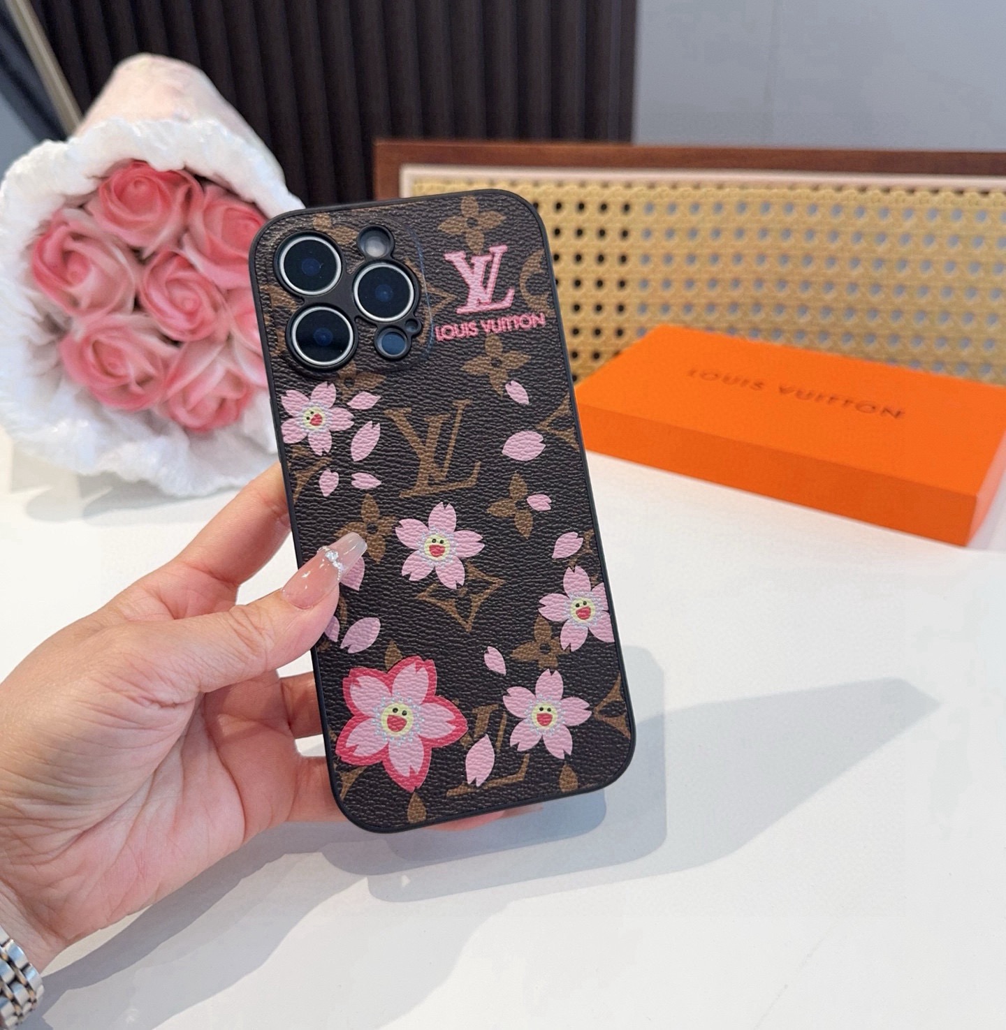 【LOUIS VUITTON LV × 村上隆】桜 全面レザー巻き込み iPhoneケース｜希少コラボが光る精密設計モデル