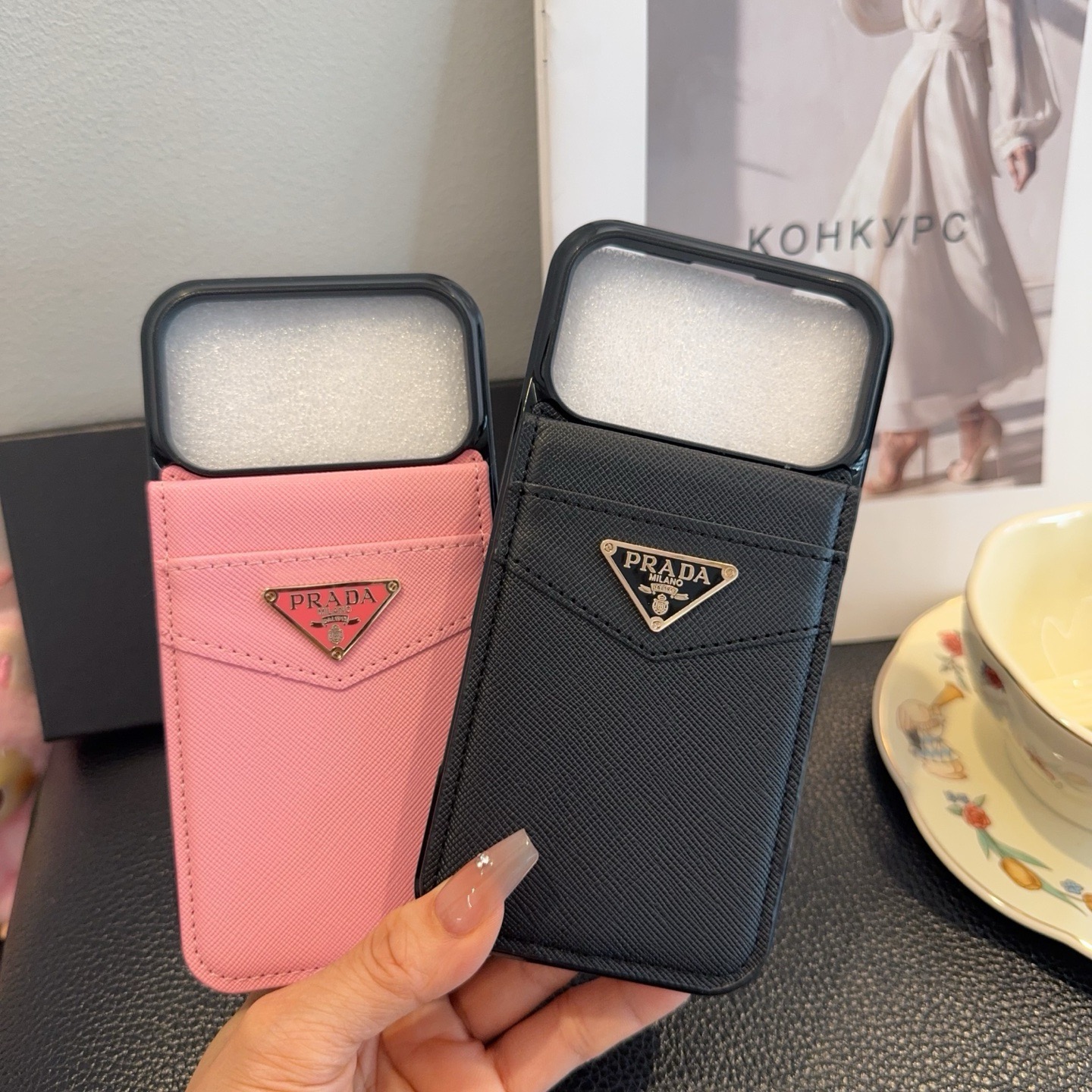 【PRADA プラダ】サフィアーノ 上下開閉式 カードケース付き iPhoneケース｜実用性が光る高級モデル