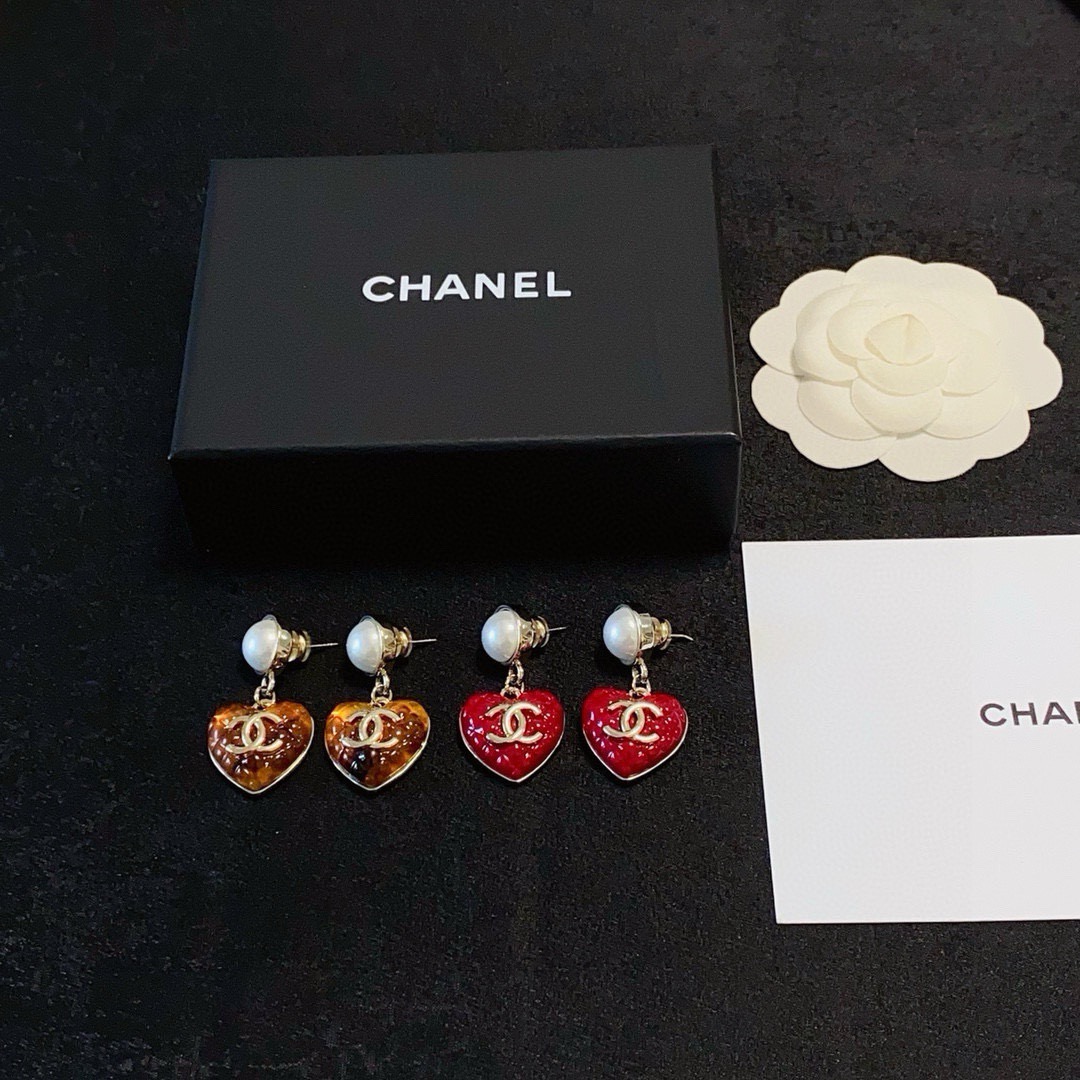 【CHANEL シャネル】ダブルC ニューイヤー レッド ハート ピアス｜シンプルでも心を奪う上品な輝き
