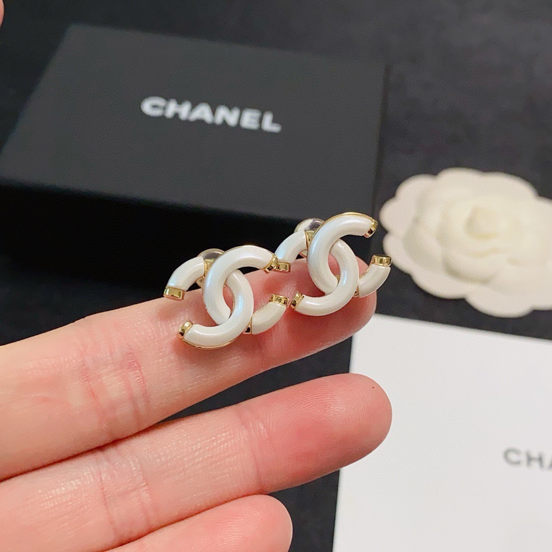 CHANEL シャネル】ダブルC ホワイト スタッドピアス｜シンプルなのに映える上品な輝き