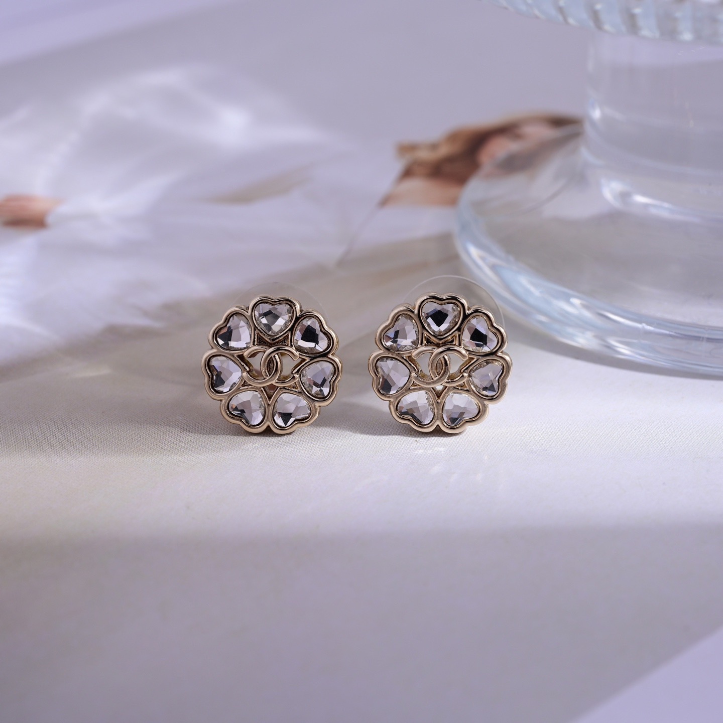 【CHANEL シャネル】上品な華やかさが光るピアス｜小顔効果と若々しさを演出する注目モデル