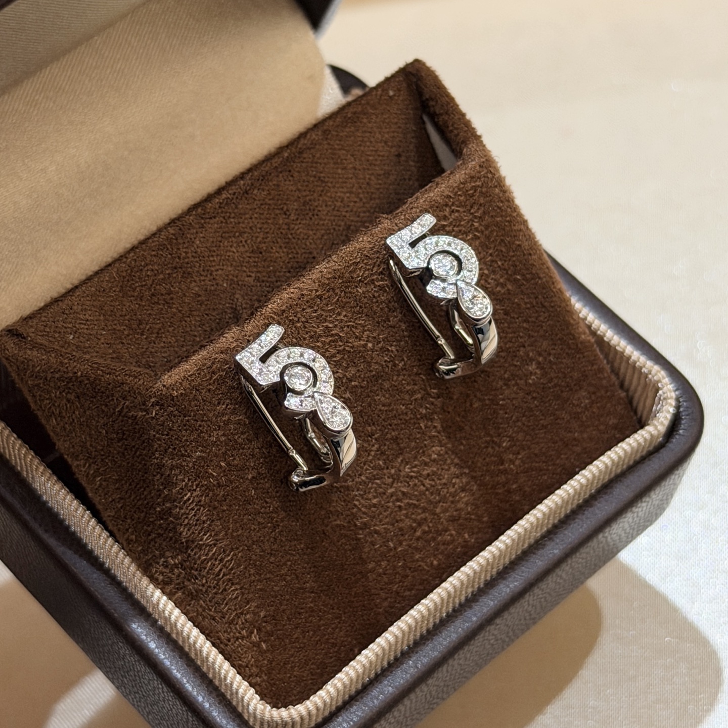 【CHANEL シャネル】5 スクエア ドロップ ピアス｜S925スターリングシルバーが光る上品な遊び心