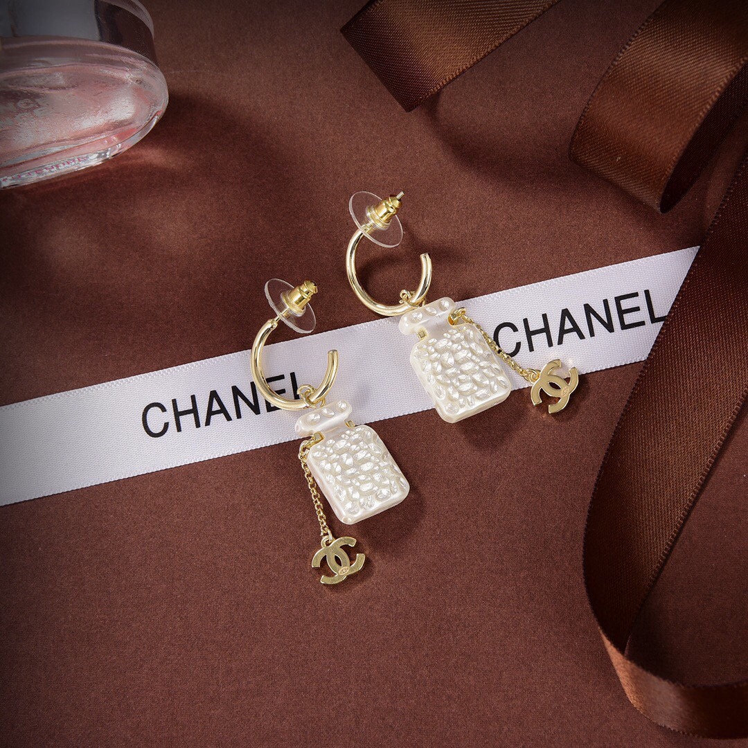 【CHANEL シャネル】洗練されたスタッドピアス｜小顔効果と若々しさを演出する注目モデル