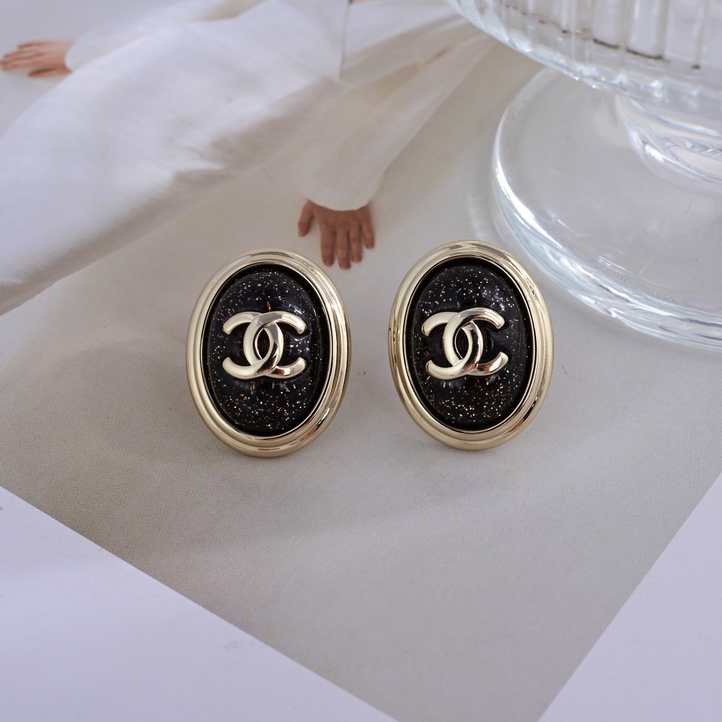 【CHANEL シャネル】洗練されたスタッドピアス｜小顔効果と若々しさを演出する注目モデル