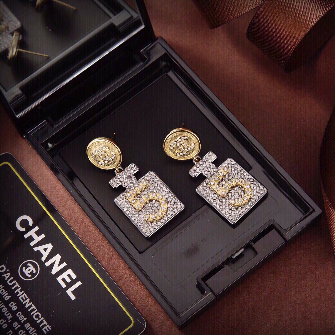 【CHANEL シャネル】パフュームボトル ピアス｜小顔効果と遊び心が光る注目モデル