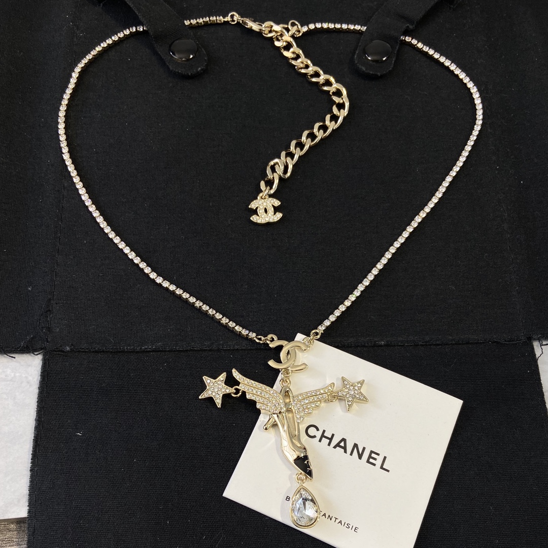 【CHANEL シャネル】23C パンプス ネックレス｜飛翔するデザインとクリスタルが光る注目の逸品