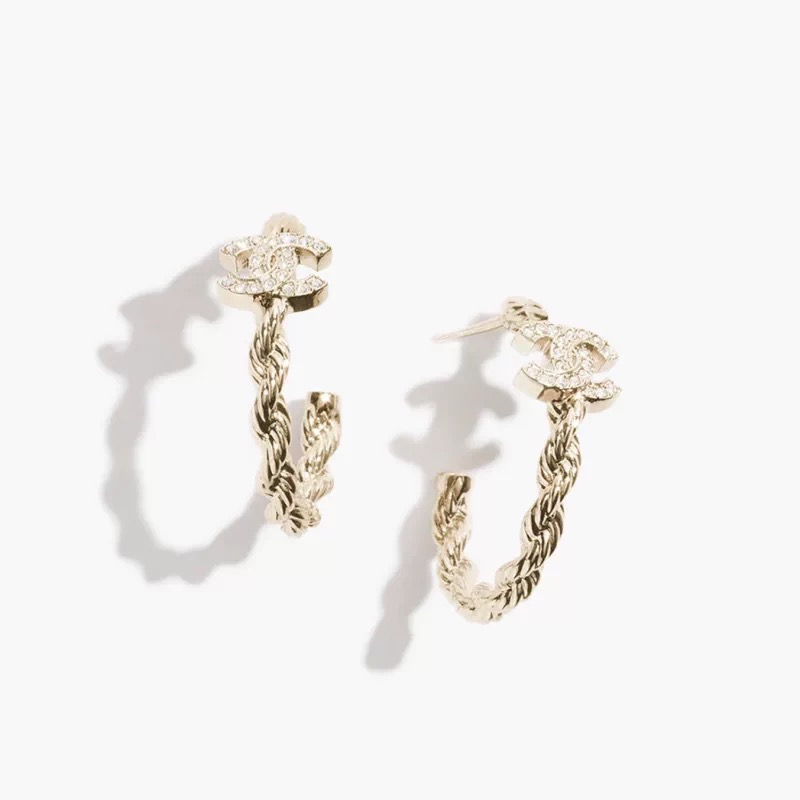 【CHANEL シャネル】洗練されたスタッドピアス｜小顔効果と若々しさを演出する注目モデル