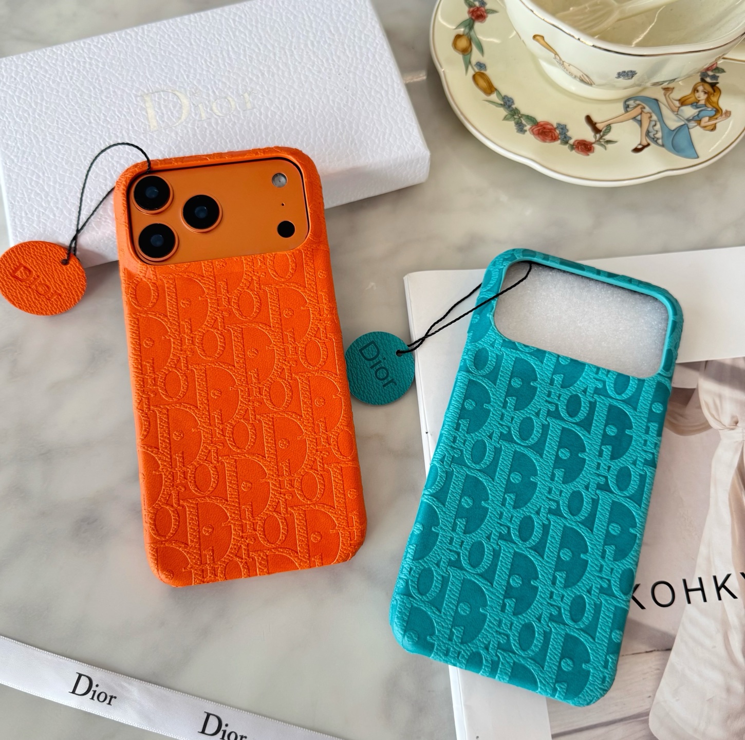 【DIOR ディオール】エンボスレザー iPhoneケース｜公式通りのオリジナル素材が光るクラシックモデル