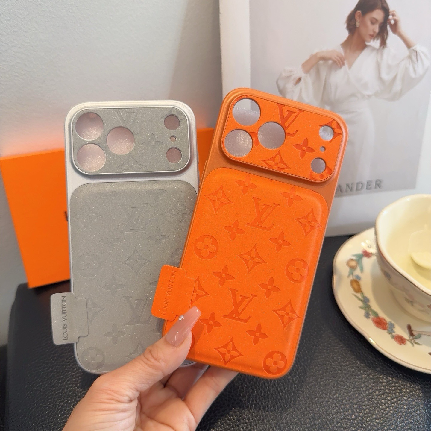 【LOUIS VUITTON LV】エンボス ラメ入り iPhoneケース｜iPhone 17 対応 ミリ単位の精密設計モデル