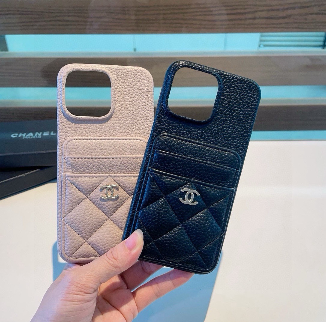 【CHANEL シャネル】2層カード収納 iPhoneケース｜型押しPUレザーの柔らかな肌触りが魅力の実用モデル
