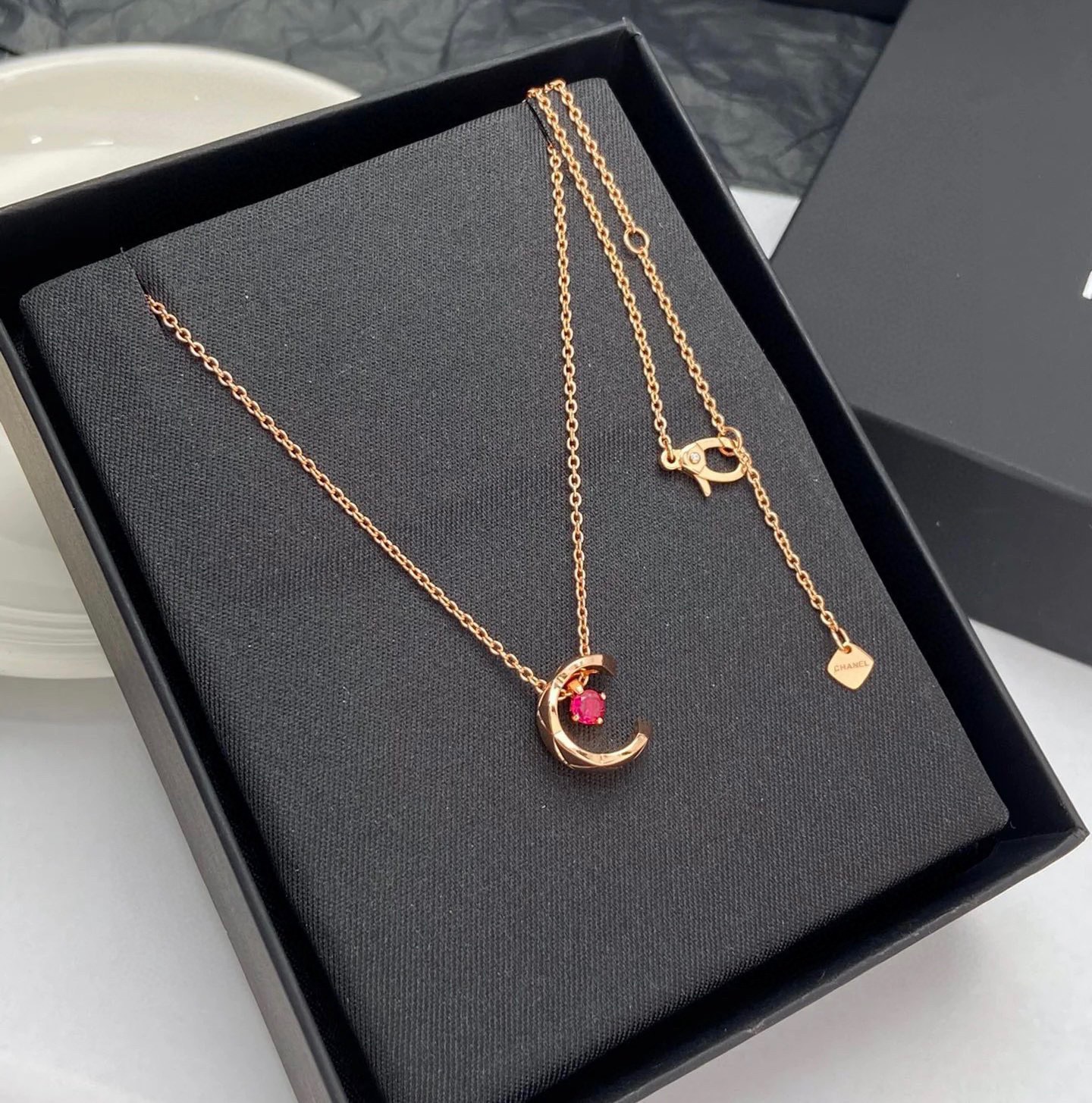 CHANEL 　シャネル セーラームーンコラボ ネックレス｜ロゴ入り マトラッセ 菱型モチーフ 人気の定番デザイン