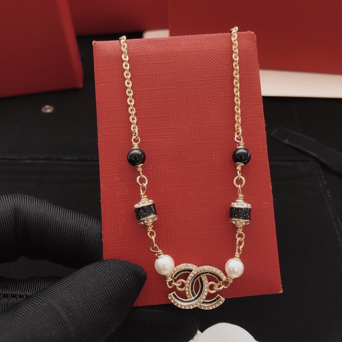 【CHANEL 最新作インスパイア】漆黒のブラックパール ネックレス｜高品質真鍮製 重厚な厚金メッキ モードな大人の装い