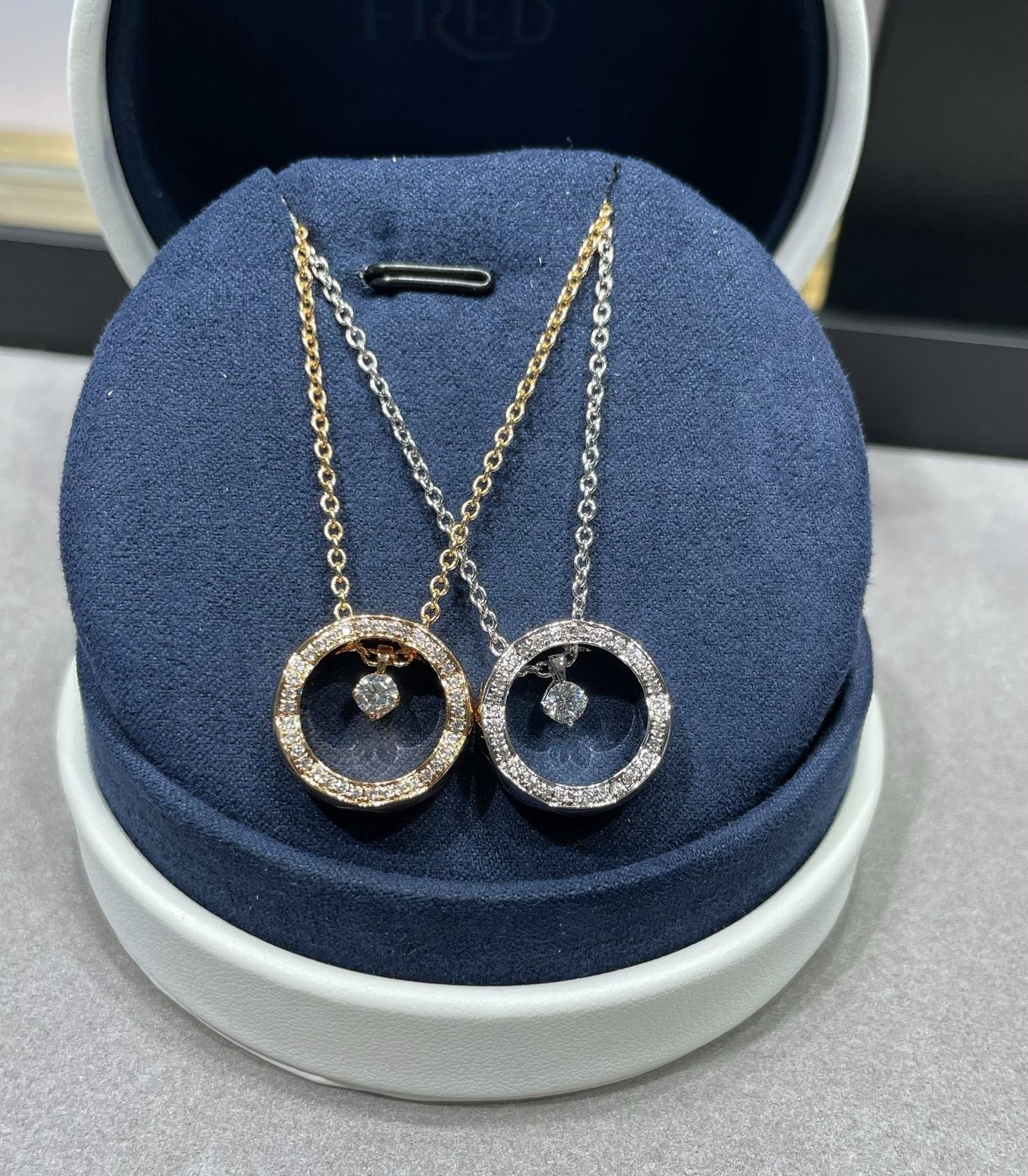 【CHANEL Coco Crush インスパイア】白金色 フープ ネックレス｜マトラッセ 単石 ダブルC モチーフ 洗練された革新デザイン
