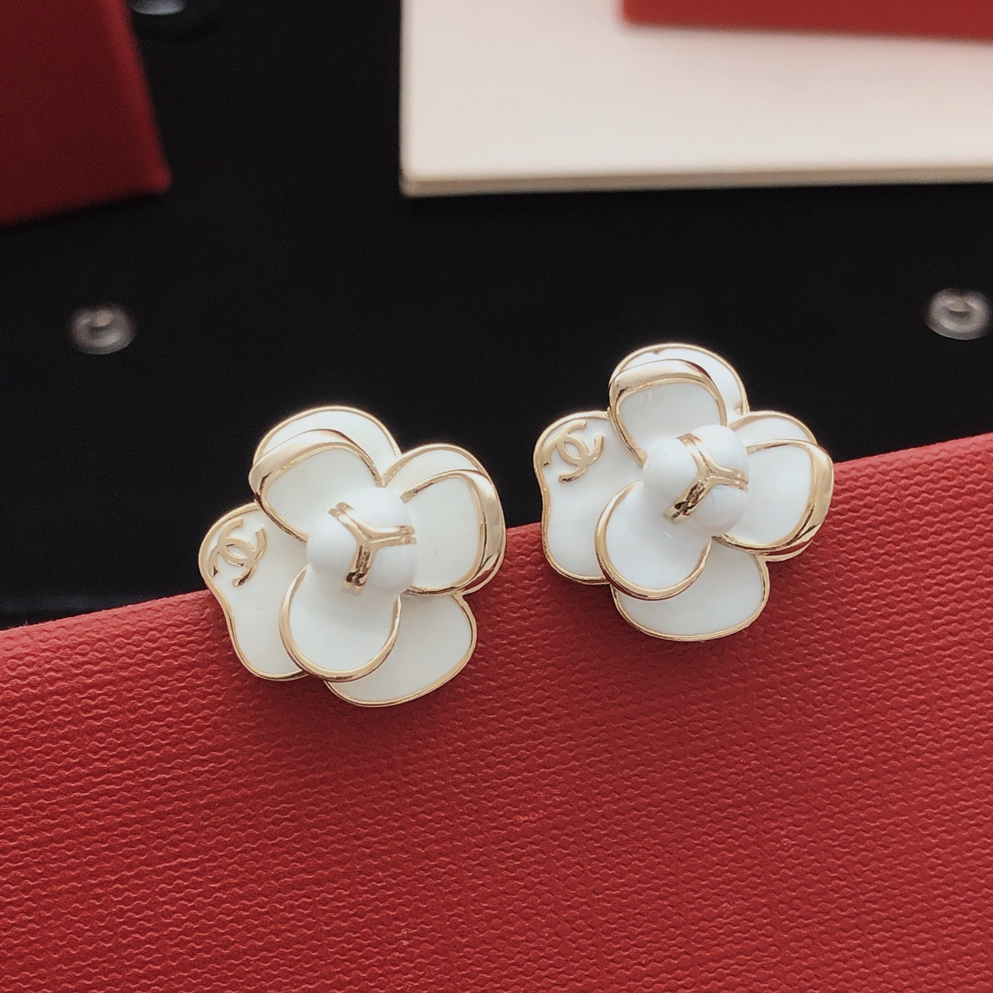 【CHANEL インスパイア】白カメリア スタッドピアス｜シャネル風 花モチーフ 高品質真鍮製 清楚系アクセサリー