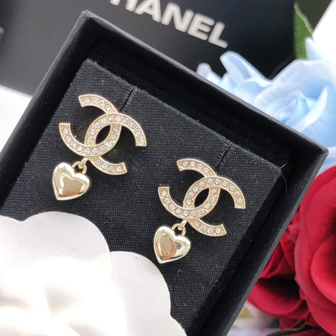 【CHANEL インスパイア】ダブルC ハート スタッドピアス｜鏡面仕上げ 光沢 シルバー 上品な愛らしさ
