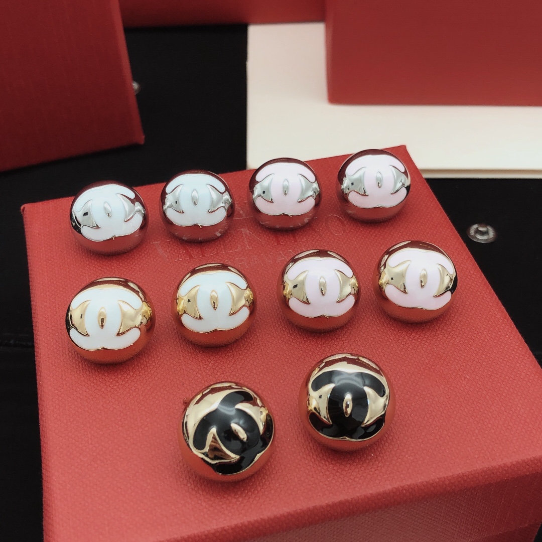 【CHANEL インスパイア】ゴールド×ブラック 円形スタッドピアス｜コントラストが映える シグネチャーデザイン 上品な艶感