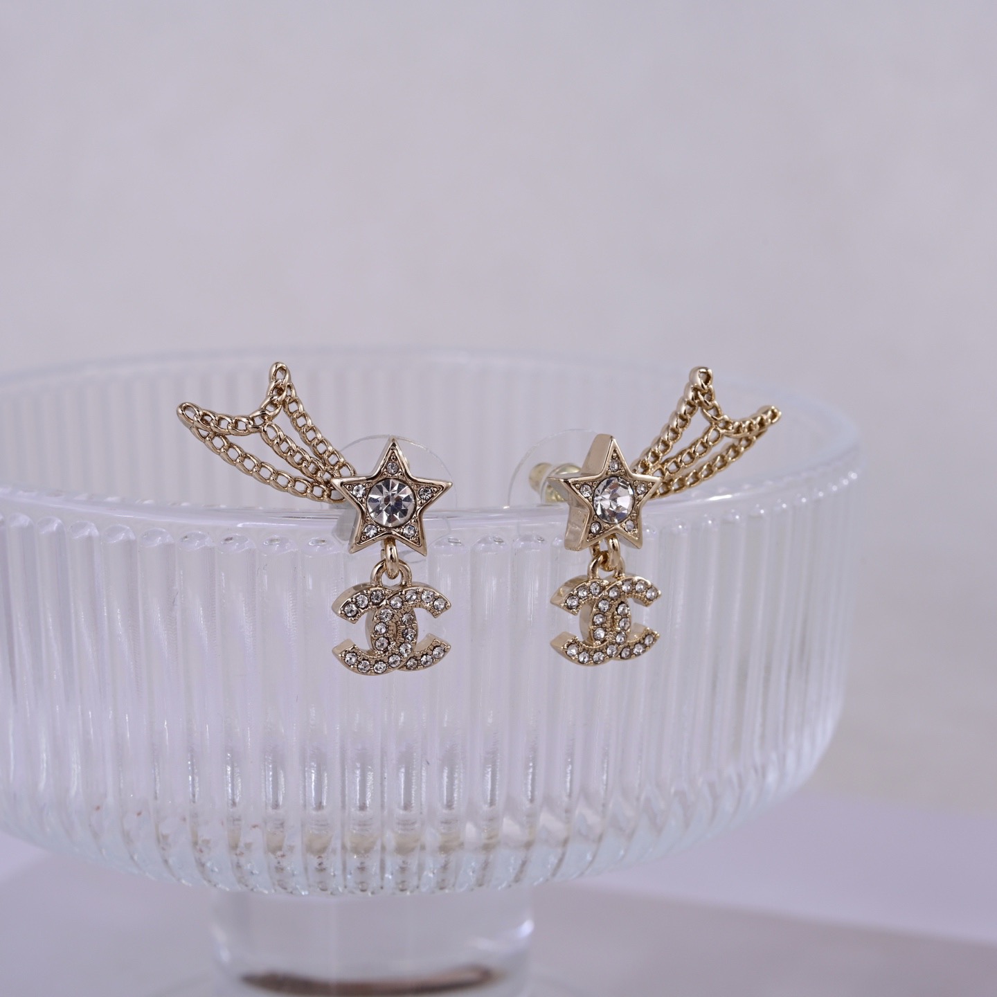 【CHANEL インスパイア】彫刻が美しい スタッドピアス｜小顔効果◎ 上品＆プレイフル 絶妙カラーリング