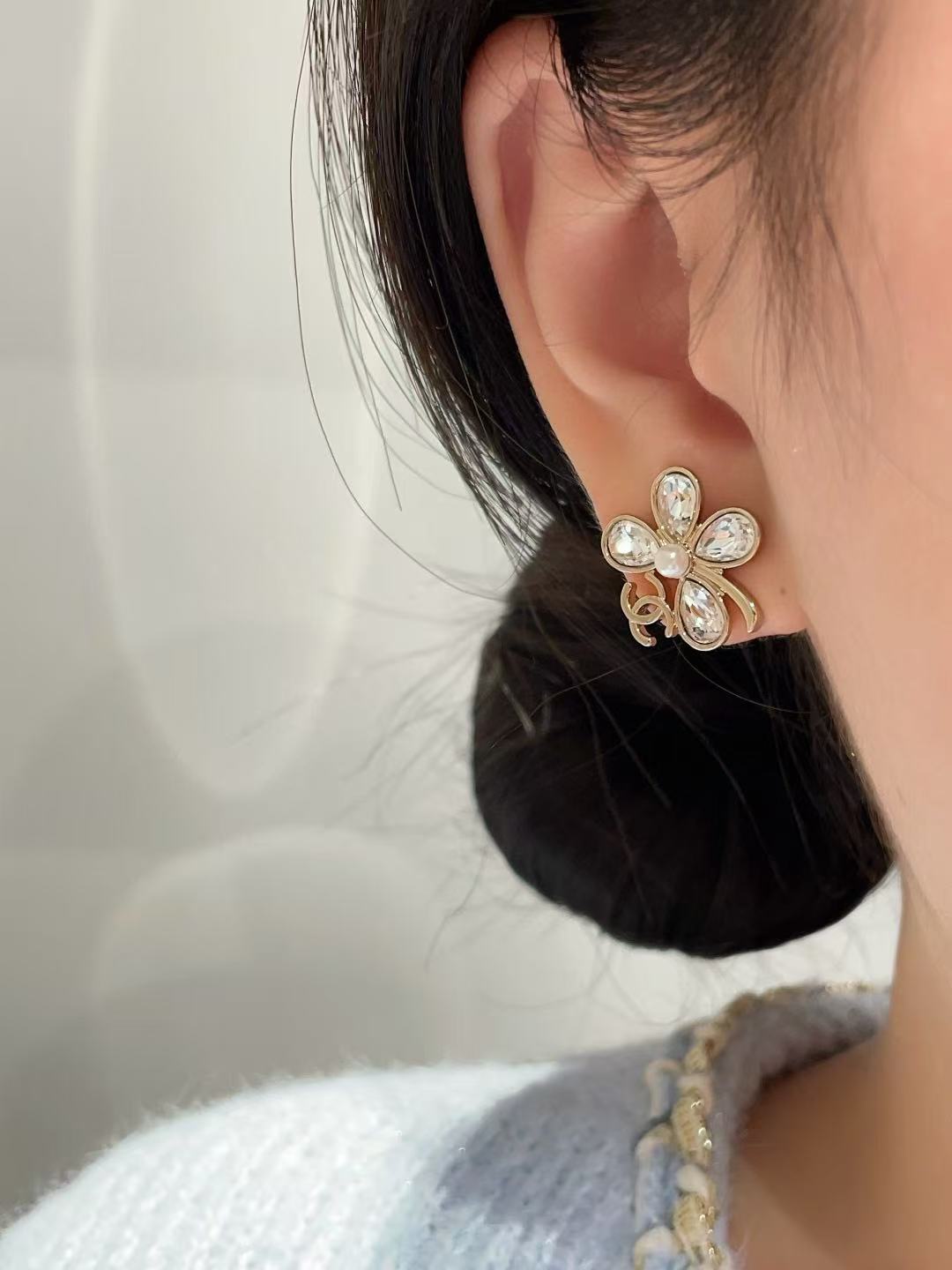 CHANEL インスパイア】四つ葉のクローバー スタッドピアス｜ダブルC ロゴ 小顔効果◎ 上品な気品 デイリー必須アイテム
