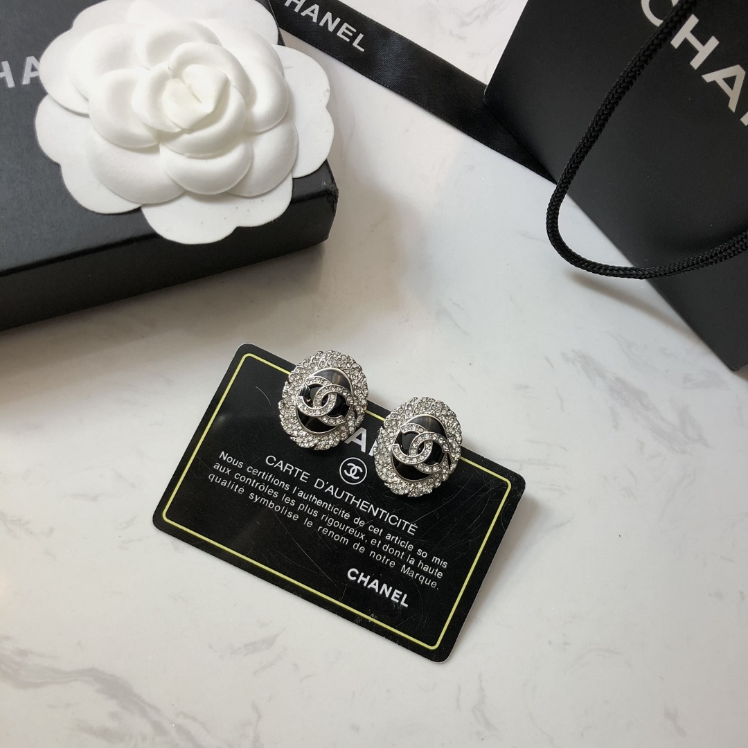 【CHANEL インスパイア】25SS トレンド シルバー ピアス｜満艶パヴェ モダンエレガンス 上品な煌めき