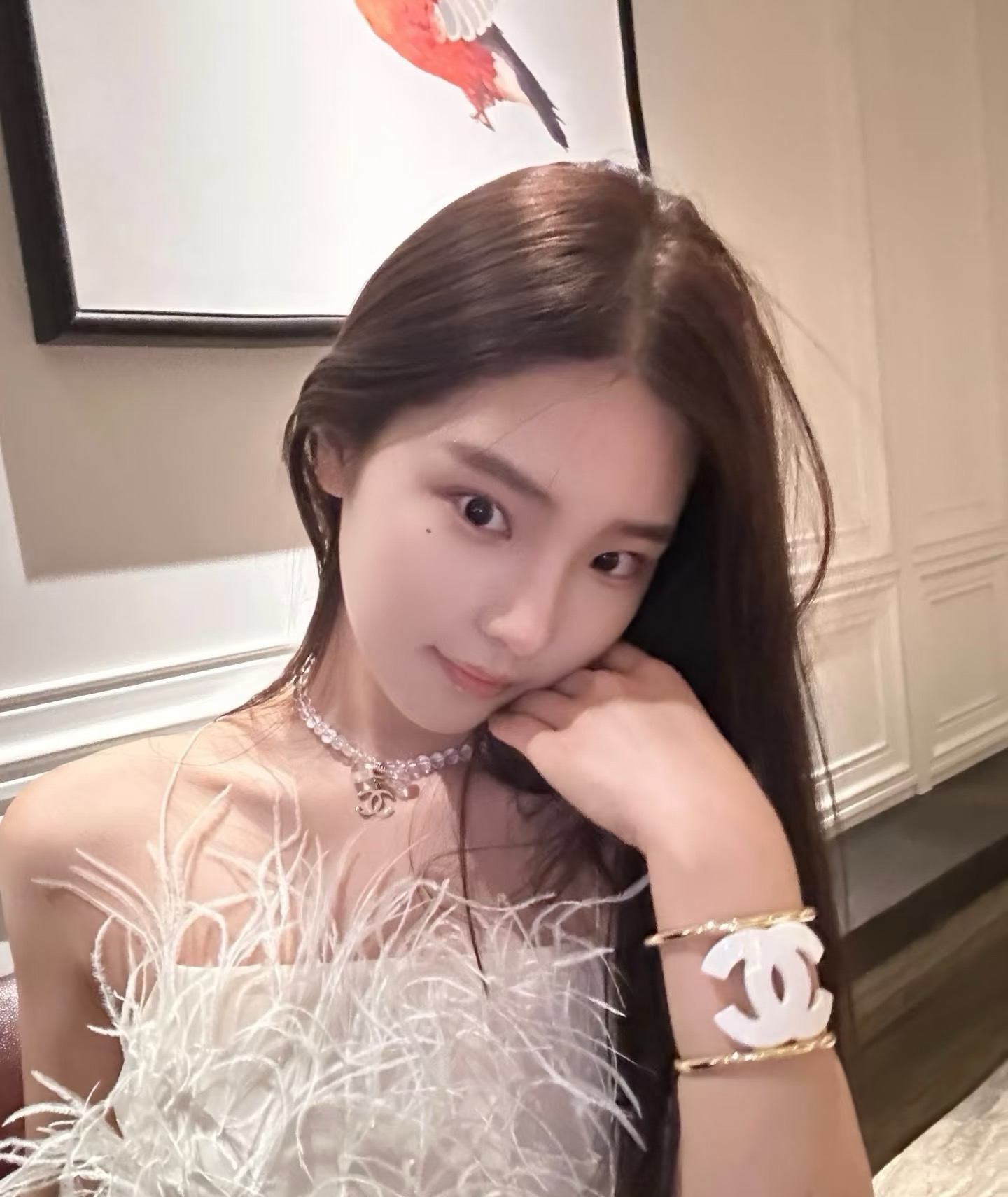【CHANEL オマージュ】ホワイト アクリル オープン バングル｜樹脂製ダブルC 超重工 気品あふれるシグネチャー