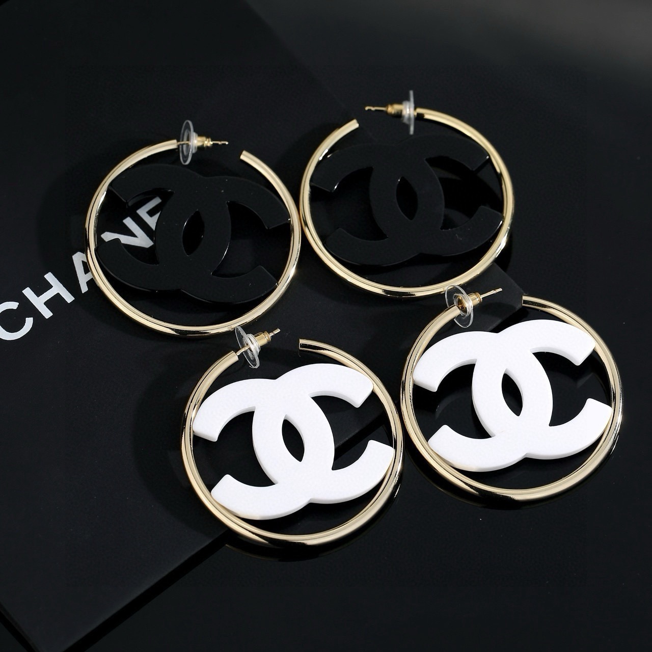 【CHANEL インスパイア】アクリル リング スタッドピアス｜白黒2色 立体樹脂台座 高いコーデ力 激推しアイテム
