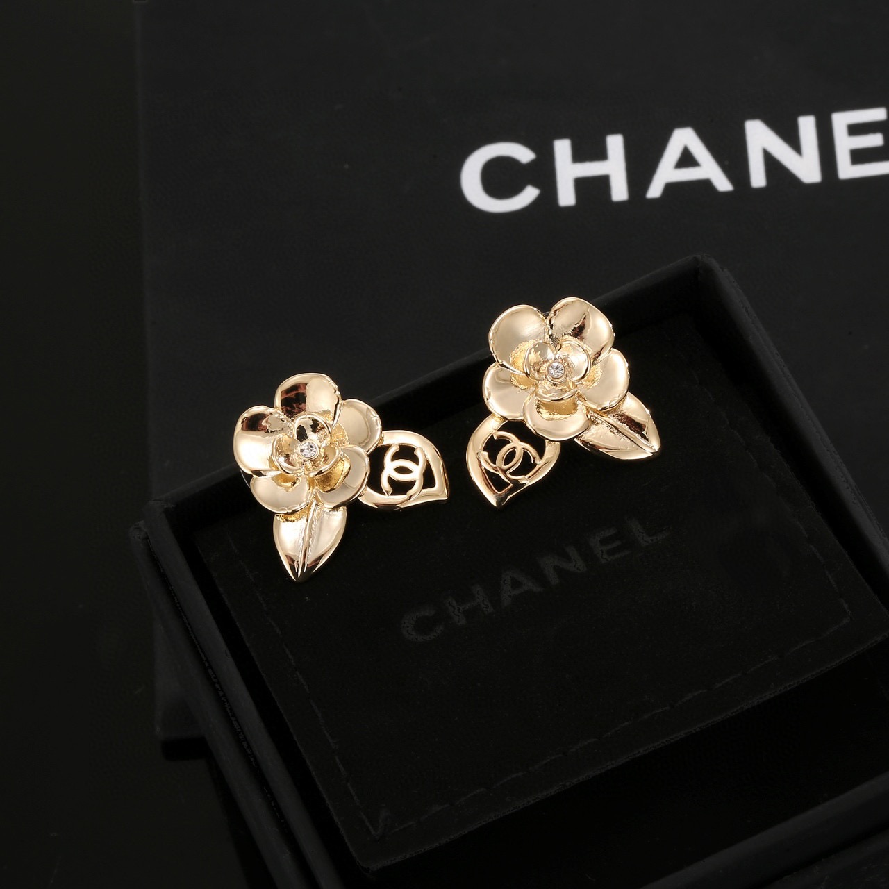 【CHANEL インスパイア】カメリア スタッドピアス｜ゴールド縁取り 樹脂カラー 小顔効果 ヴィンテージテイスト