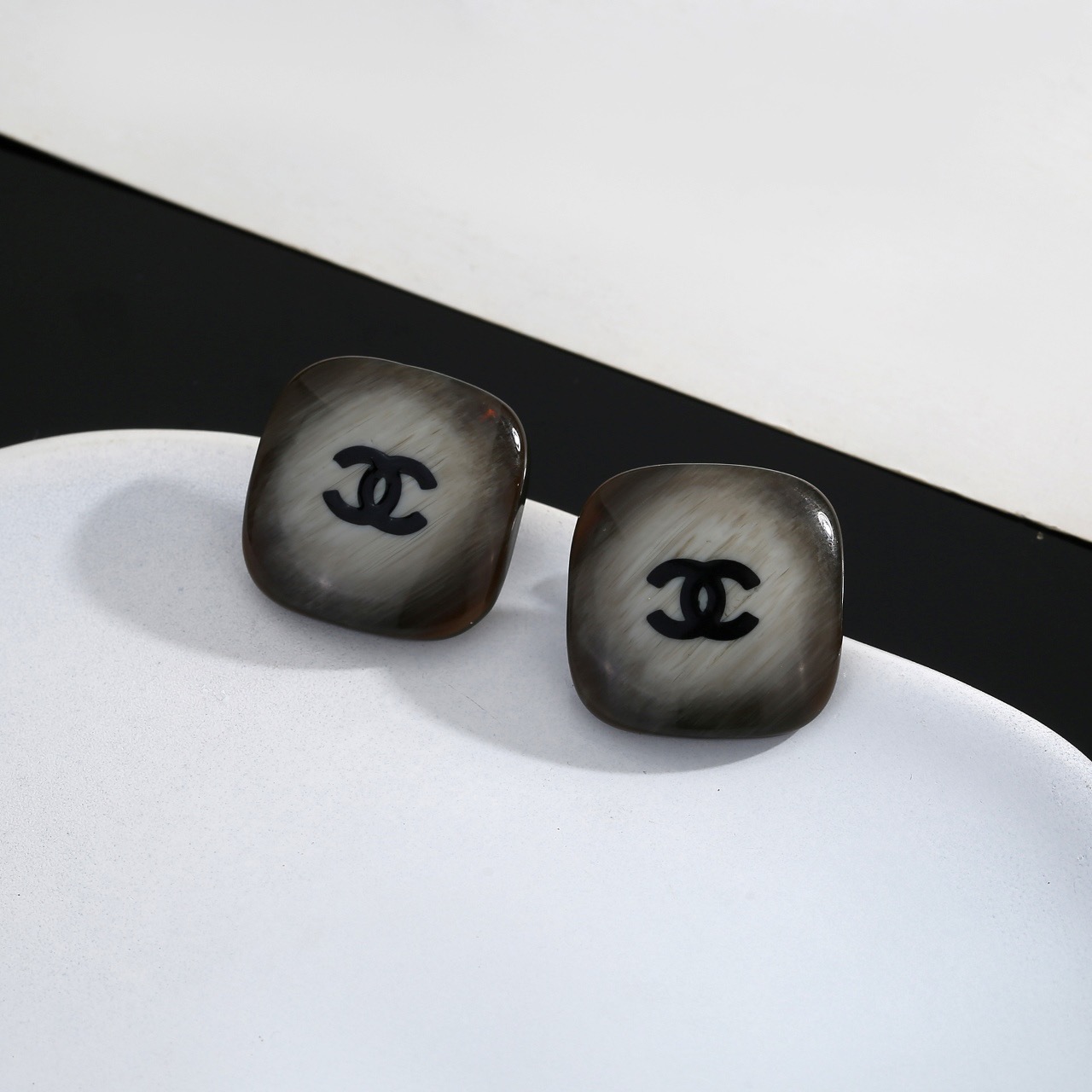 【CHANEL インスパイア】アクリル 2WAY スタッドピアス｜取り外し可能 小顔効果◎ 早春トレンド 自由なコーデ