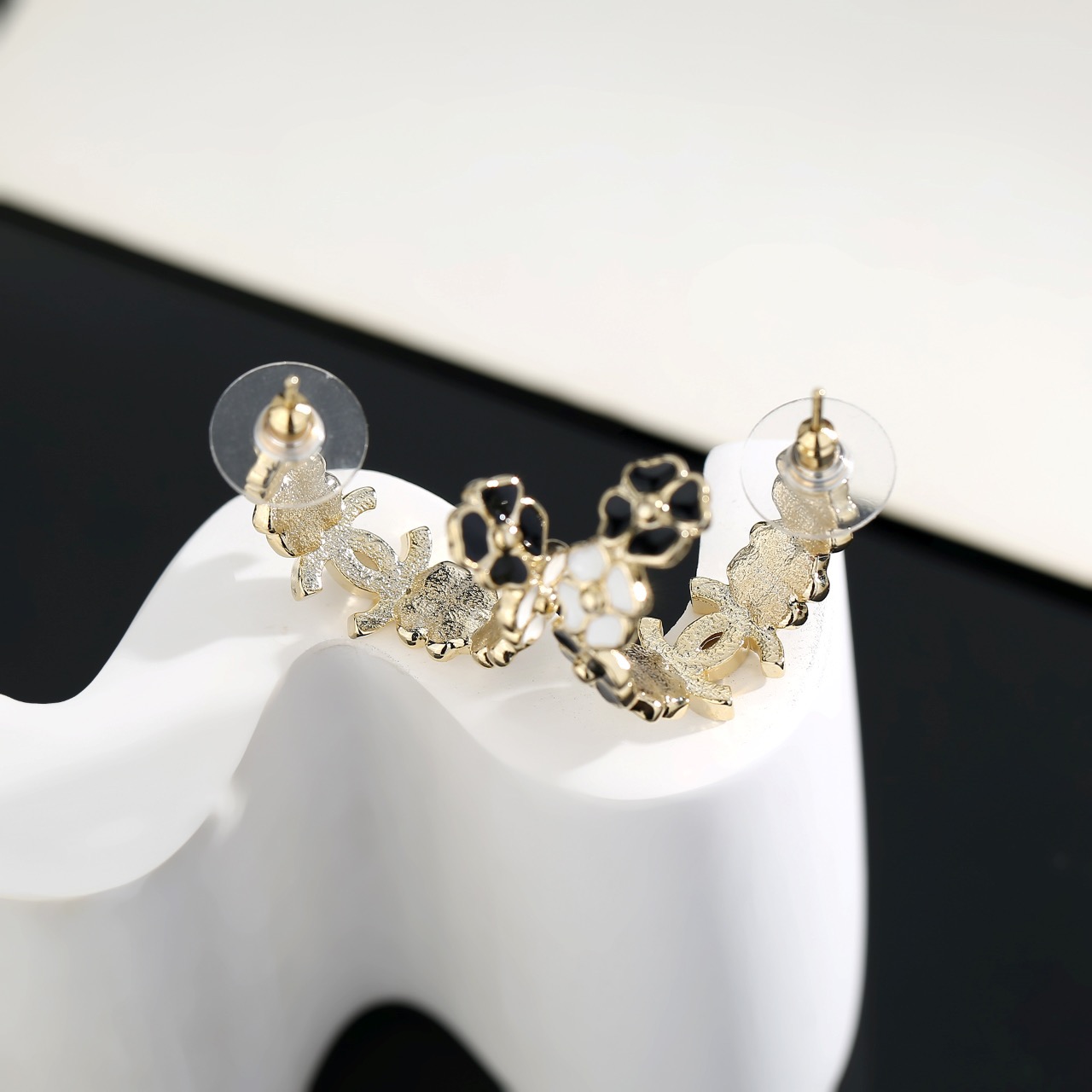【CHANEL インスパイア】ライトゴールド カメリア スタッドピアス｜取り外し可能 小顔効果◎ 早春トレンド