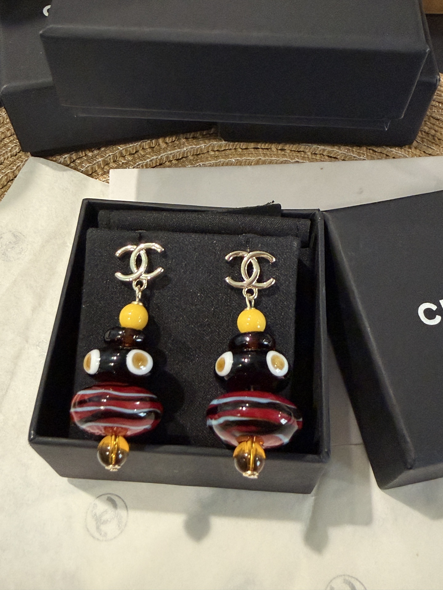 【CHANEL インスパイア】26M マルチカラー ガラス ドロップピアス｜ヴィンテージ グロス仕上げ レトロな輝き