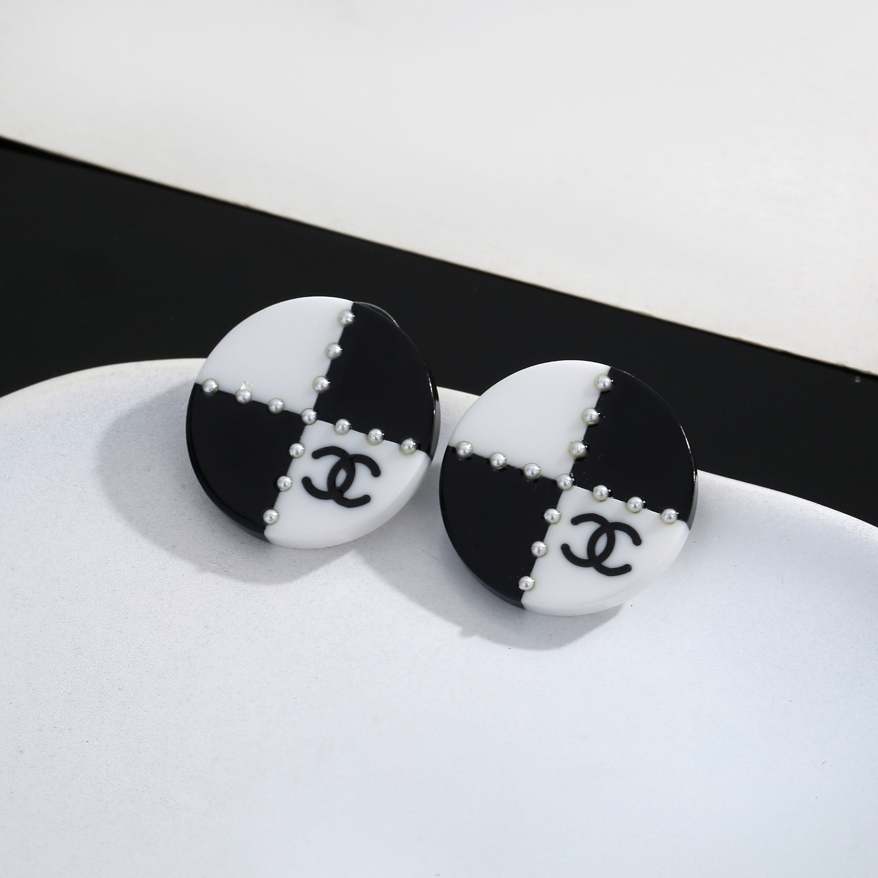 【CHANEL オマージュ】樹脂製スタッドピアス｜原型に忠実な再現 極上の作り込み ミリタリー級のクオリティ