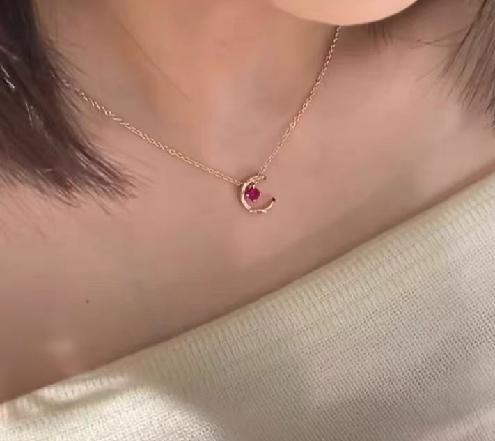 【CHANEL インスパイア】彫刻入りネックレス｜小顔効果◎ 若々しいカラーリング エレガント＆プレイフル