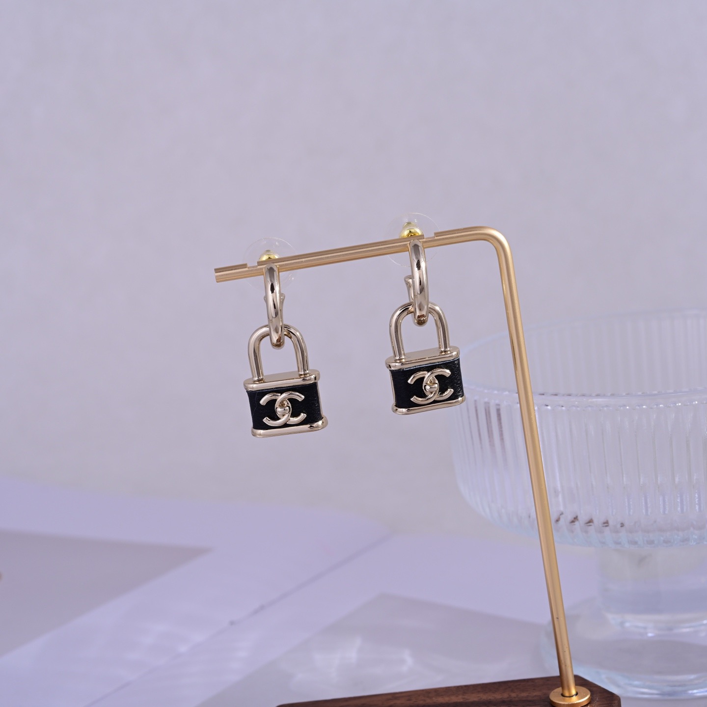 【CHANEL インスパイア】彫刻入りピアス｜小顔効果◎ 若々しいカラーリング エレガント＆プレイフル