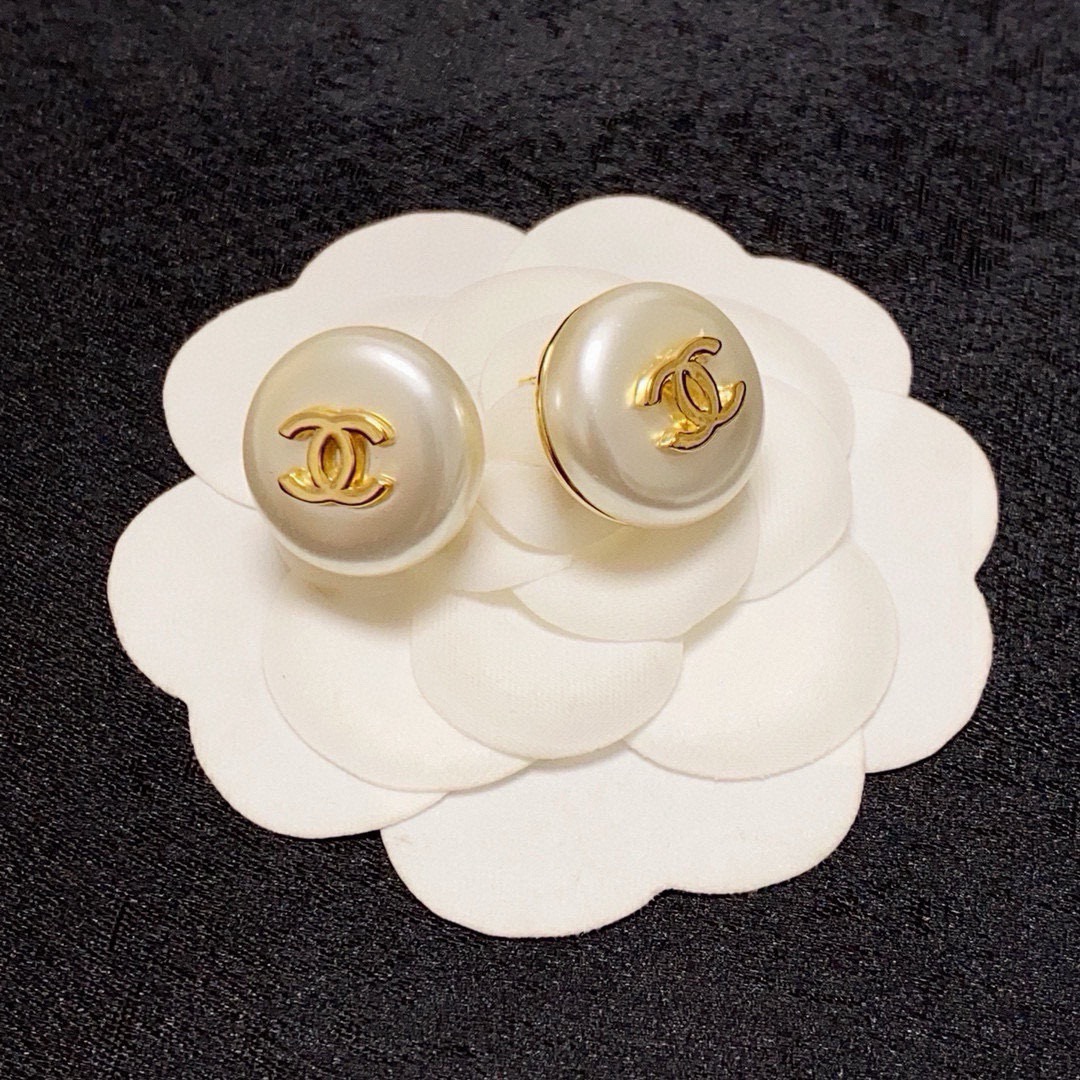 【極上カスタム】シャネル ダブルC スタッズピアス - 原版ロゴ刻印入り 小香（シャオシャン）風の至高の逸品