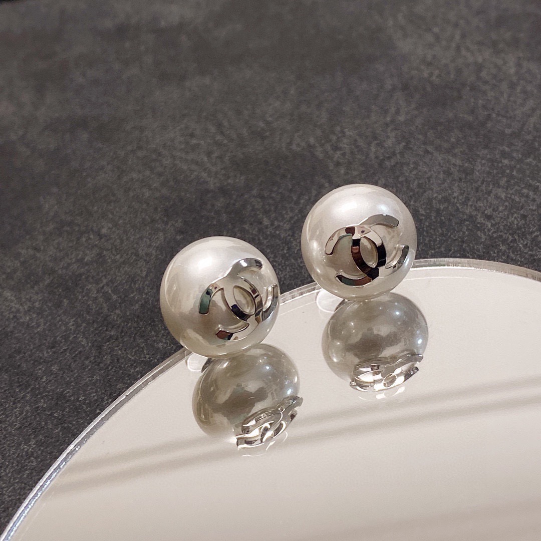 【極上カスタム】シャネル ダブルC パール ピアス - 主張しすぎない上品な煌めきが「気品」を引き立てる 小香（シャオシャン）の真髄