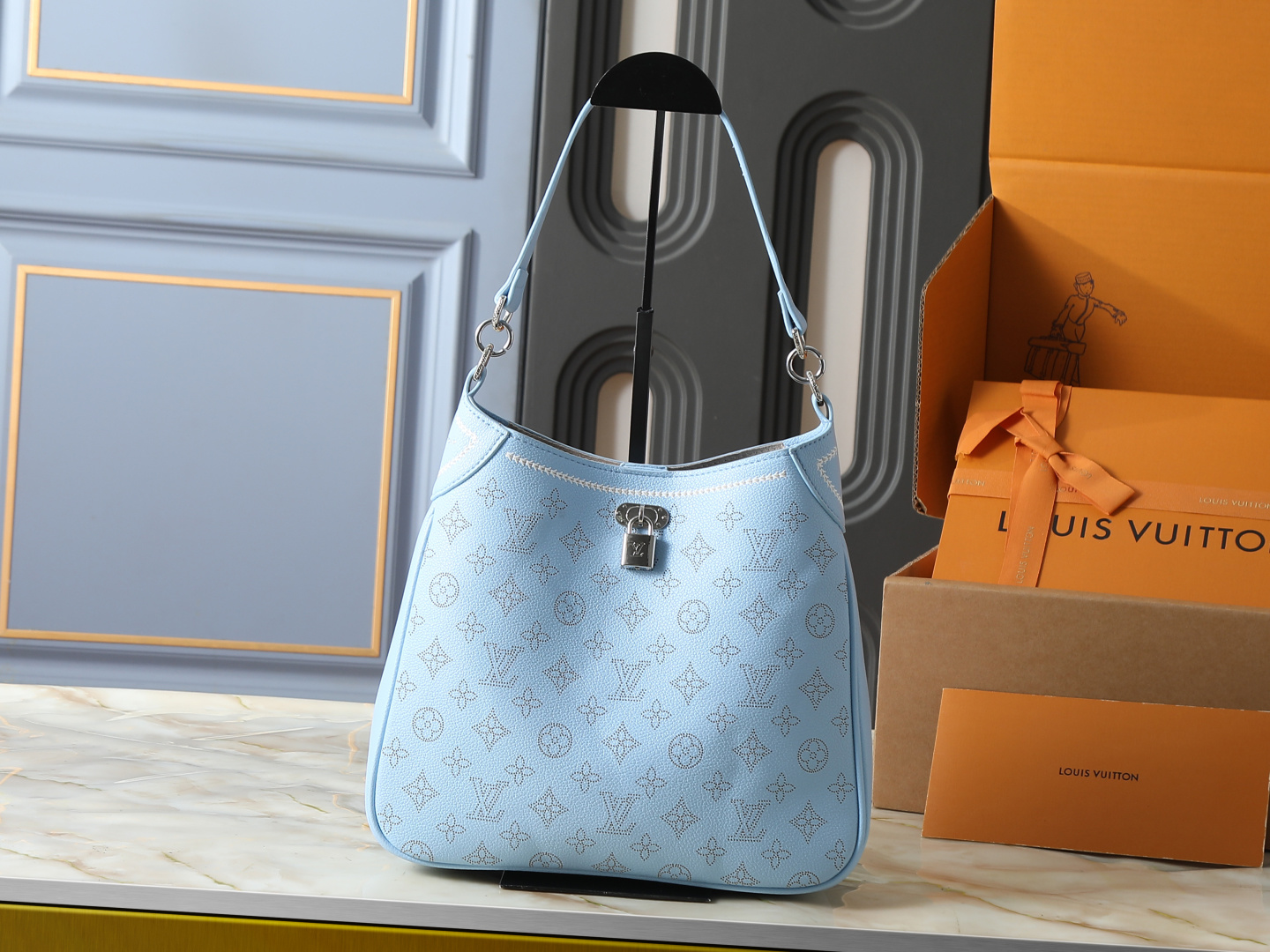 【極上品】ルイ・ヴィトン LV オール・アラウンド MM ハンドバッグ - モノグラム・パンチングレザー＆艶やかな南京錠マグネット 洗練された日常を彩る逸品