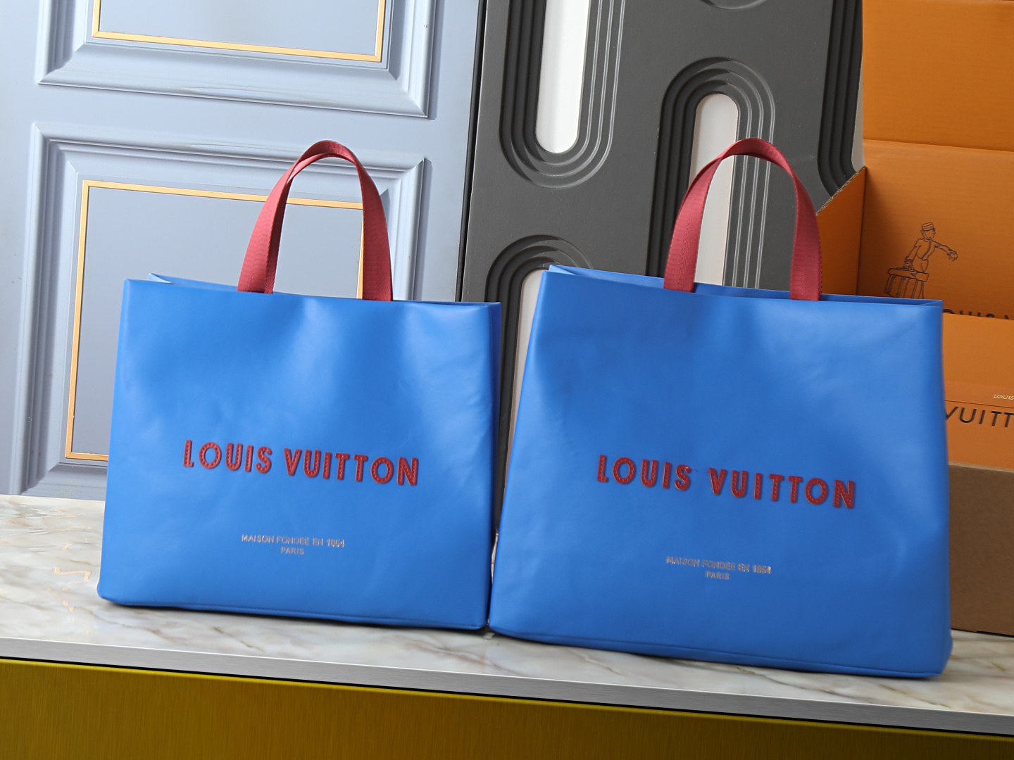 ルイ・ヴィトン ショッパー 中号 2サイズ展開 - 柔らかな牛革×1854年創業ロゴが映える毎日使いの万能トート