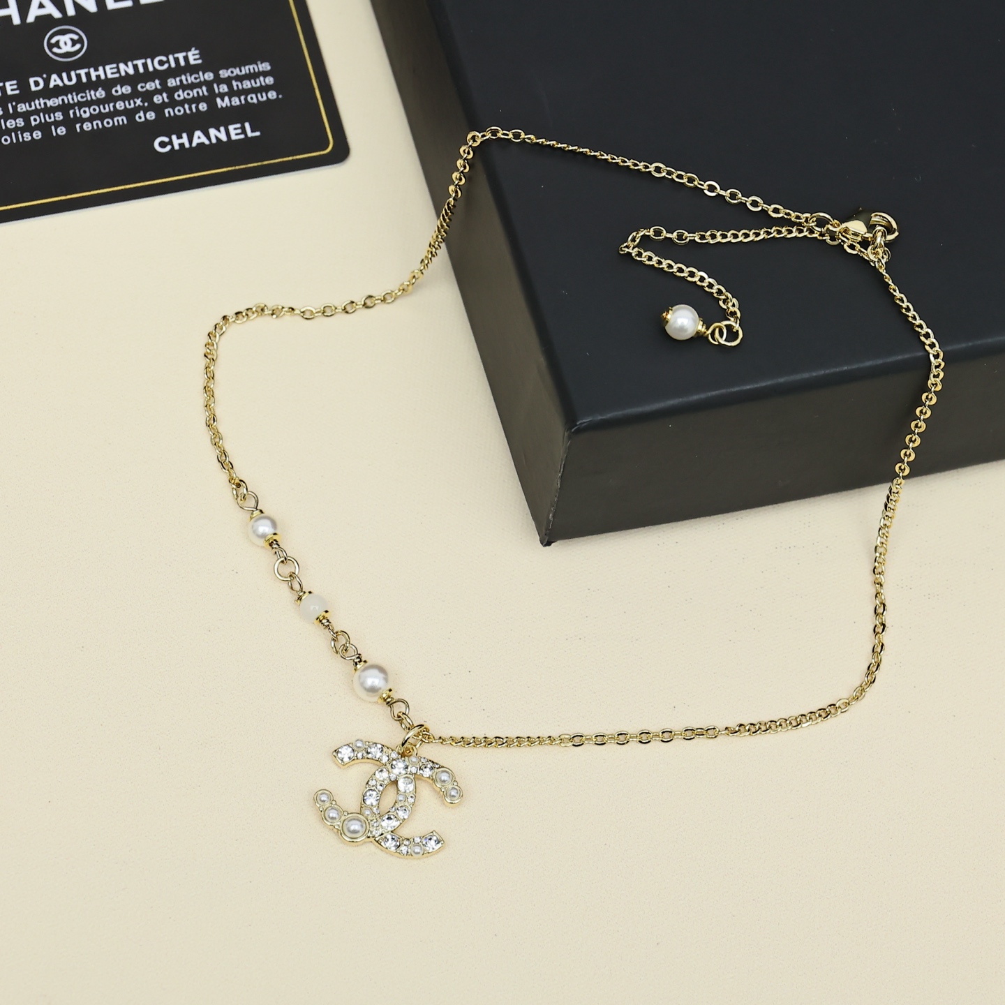 シャネル パール ネックレス｜ダブルC フルダイヤが眩い！上品なゴールドチェーン×パールの最強コンビ♡