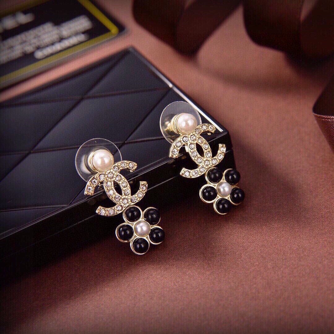 シャネル ダブルC ピアス｜顔周りをパッと華やかに✨ 洗練されたカラーが今っぽい！若々しく見える最強アクセ♡