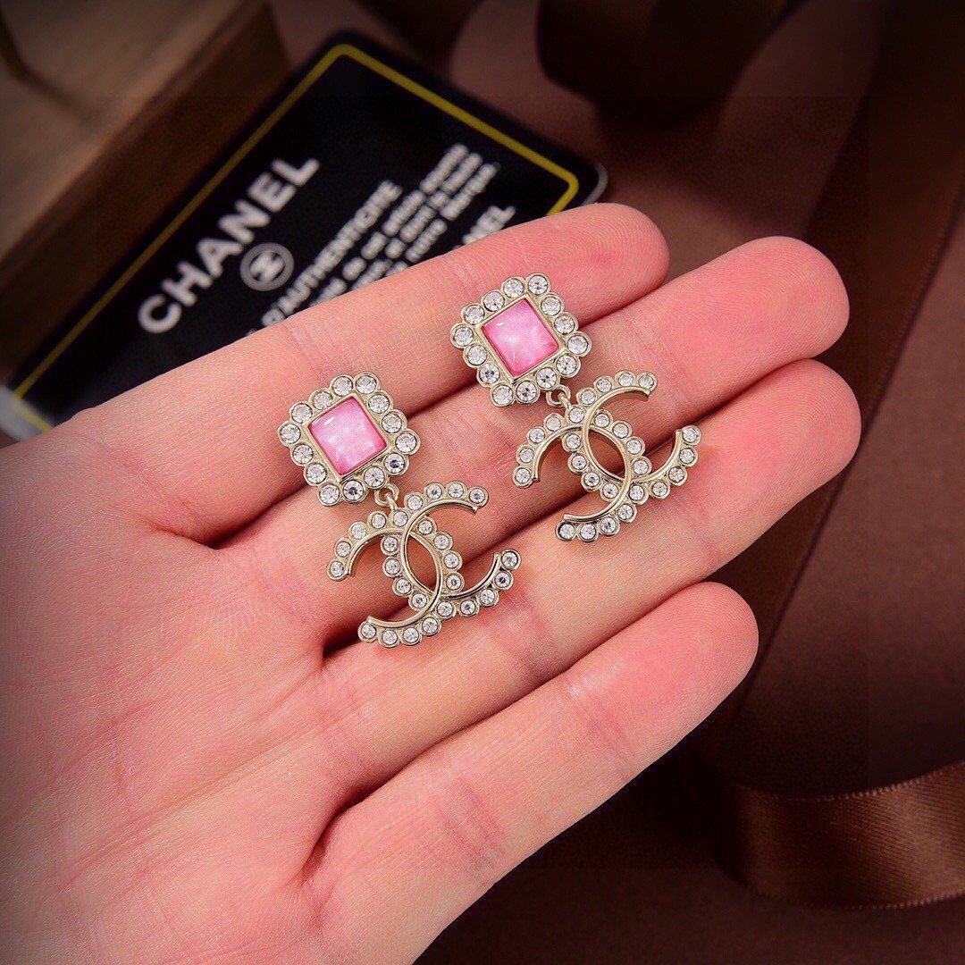 シャネル ピアス／イヤリング｜マンネリ打破の新鮮さ！見慣れたデザインに飽きた方へ。今季の旬顔になれる最強アクセ✨
