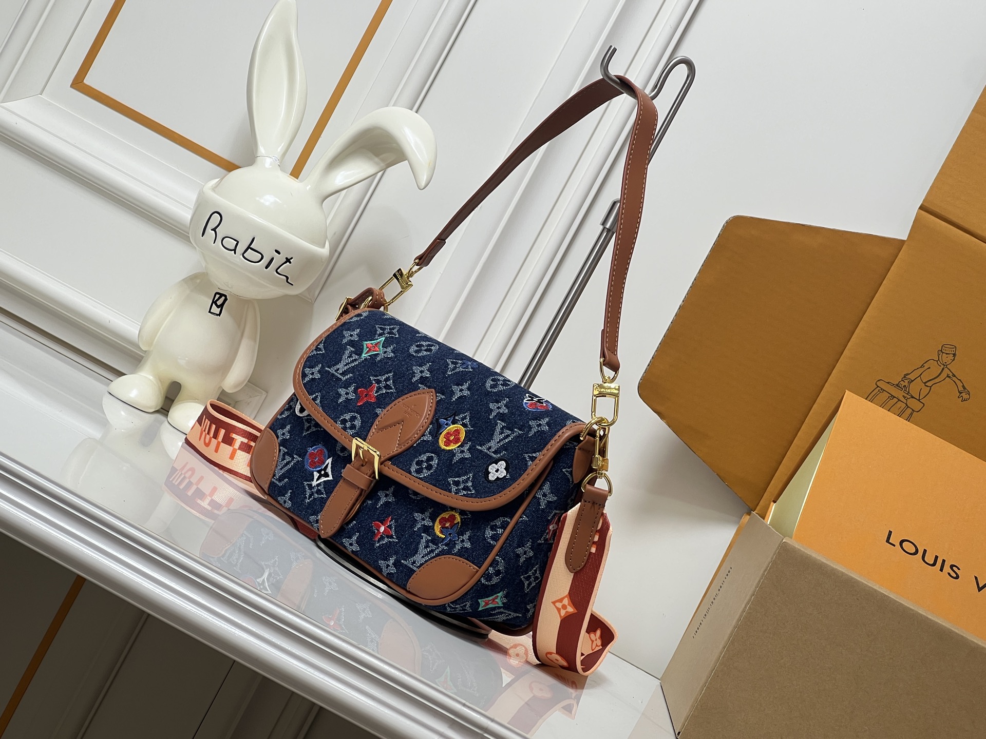 ルイ・ヴィトン ダイアン バゲット MM｜刺繍入りデニム×コントラストレザーが今季トレンド♡ 肩掛けも手持ちもOKな2WAY仕様✨