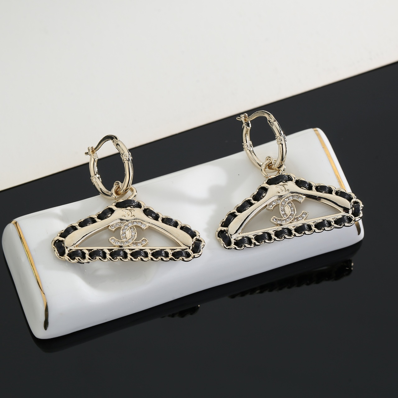 シャネル ハンガー ピアス｜原版と一摸一样の原単品✨ 本物と見分けがつかない超高精度♡
