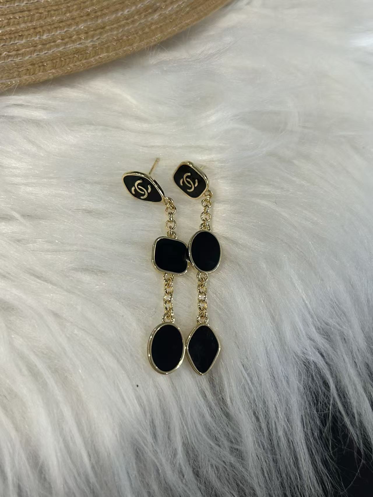 シャネル (CHANEL) ブラックエナメル ジオメトリック フリンジ ロングピアス/イヤリング ✨ 揺れ動く華やかさ