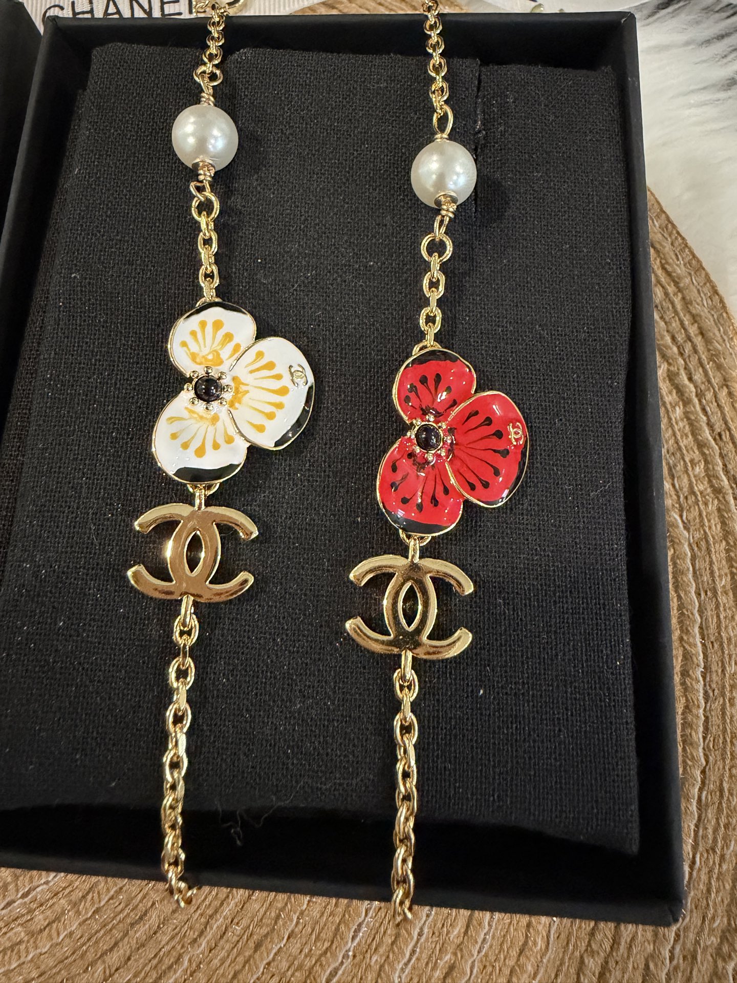 シャネル (CHANEL) パンジーエナメル スプリングフラワー ブレスレット ✨ 春の装いに映える