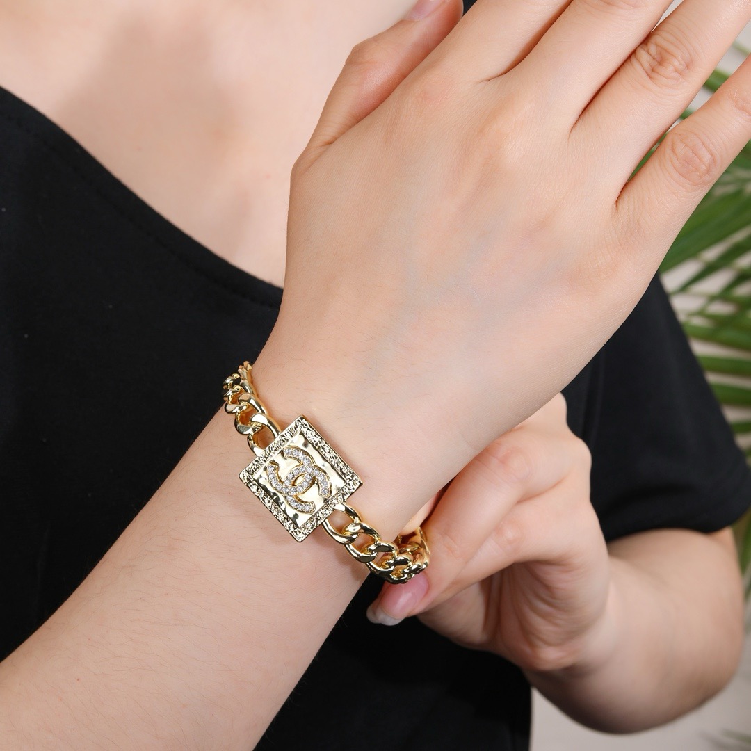 シャネル風 フルラインストーン ダブルC ブレスレット | 日常使いに最適 毎日つけたくなる キラキラ 高級感