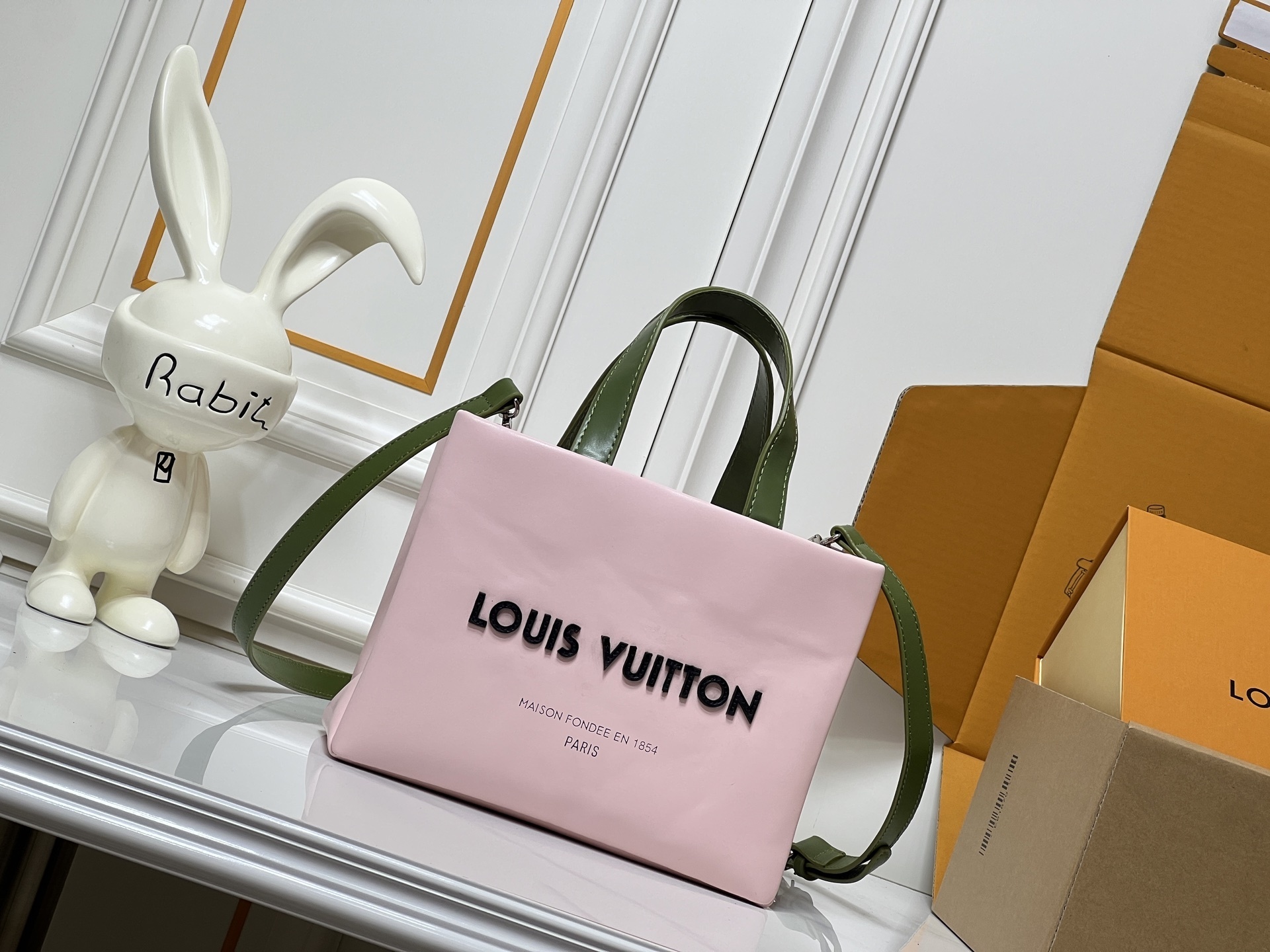 【ルイ・ヴィトン】Shopper ミディアム ハンドバッグ｜ショッピングバッグから着想 柔らかい牛革製 Louis Vuitton×Maison Fondée En 1854 刻印 トップハンドル＆取り外し可能ショルダー 25×19×11cm