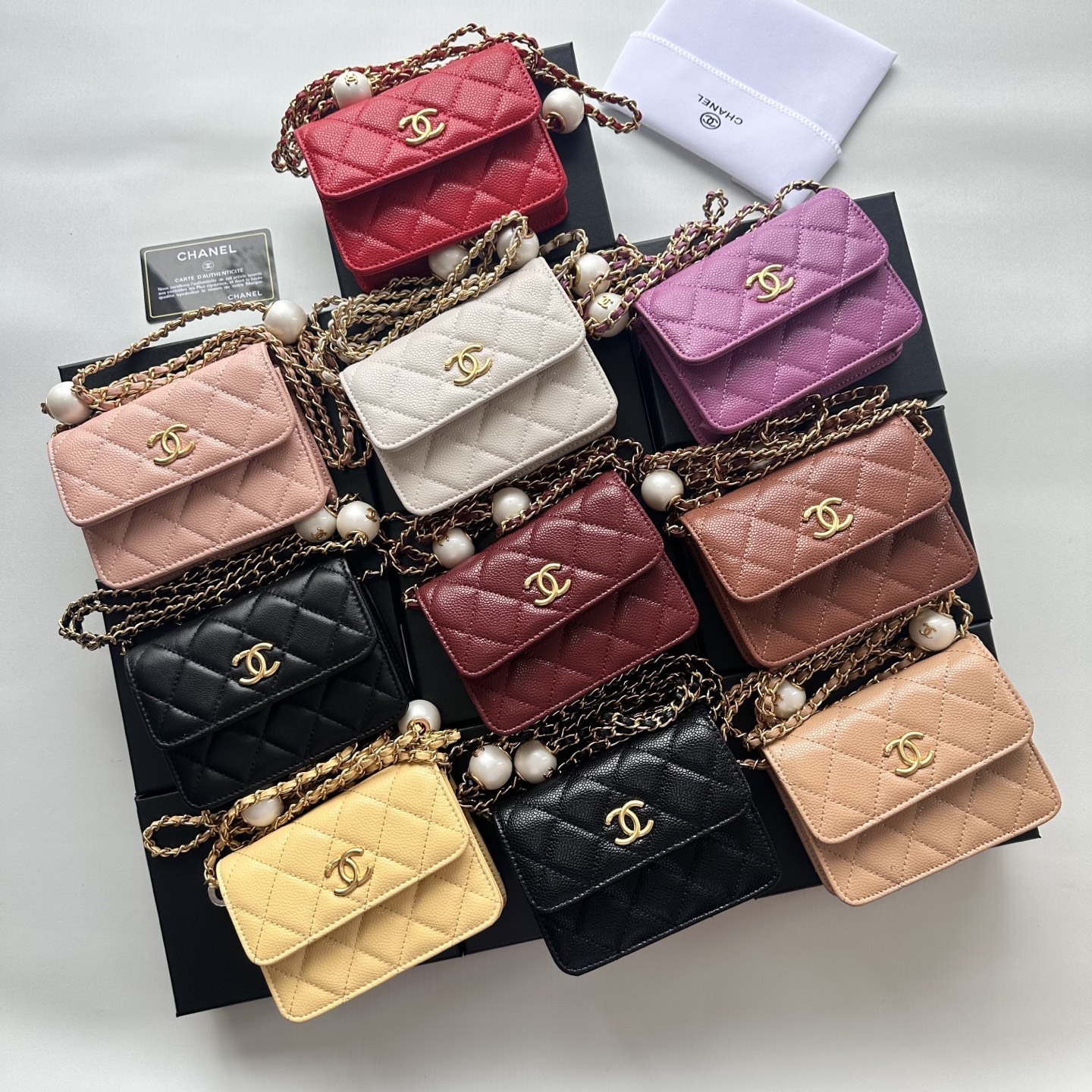 【シャネル】専門店限定款 クラッチバッグ｜キャビアスキン（魚子醬牛皮）×チェーンストラップ 真珠装飾金具＆ゴールドカラー留め具（金扣） 内外全皮 ショルダー・斜め掛け・ウエストバッグ対応 型番31509 11.5×10.5cm 高品質仕上げ